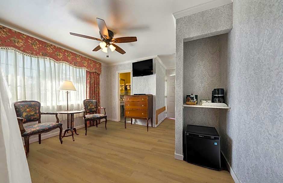 Carmel Inn & Suites