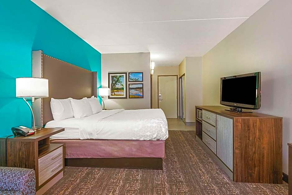 La Quinta Inn & Suites by Wyndham Jamestown, NY-Downtown