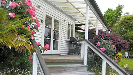Magpie Cottage - Homestay Bed & Breakfast