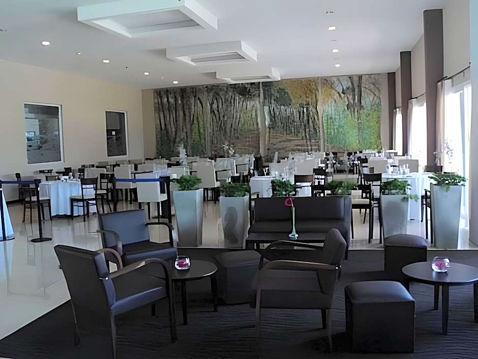 Howard Johnson Hotel & Convention Center Madariaga - Carilo