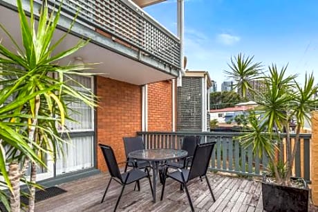 Queen Townhouse Apartment - Non-Smoking