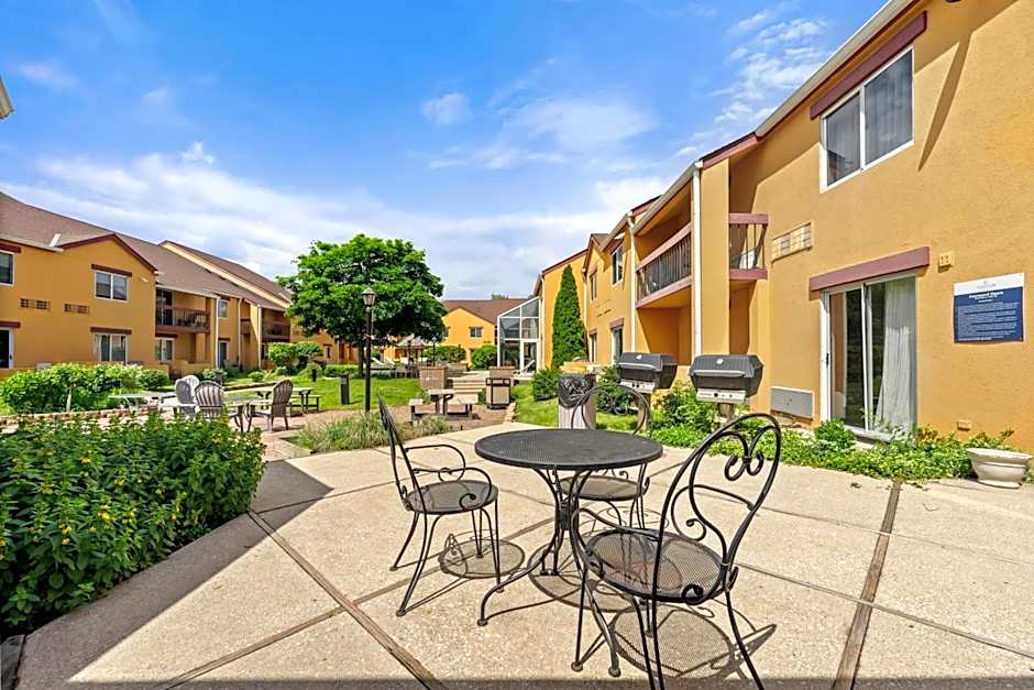 Chicago Club Inn & Suites