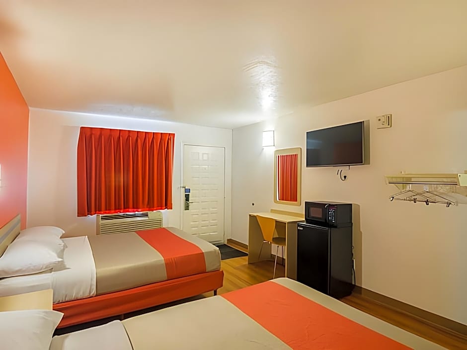 Motel 6-Buena Park, CA - Knotts Berry Farm - Disneyland