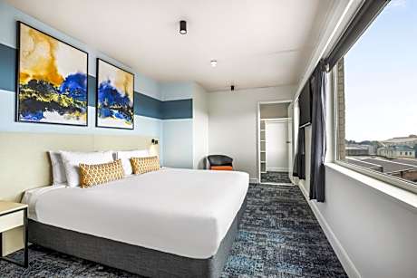 Classic One-Bedroom Apartment with King Bed