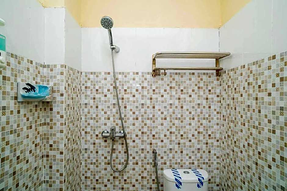 RedDoorz Plus Syariah near Pasar Turi