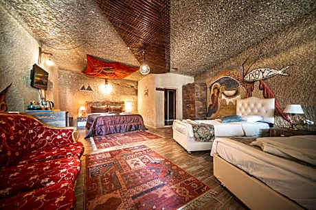 Deluxe Family Cave Room