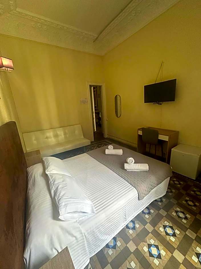 Hostal Balmes Centro