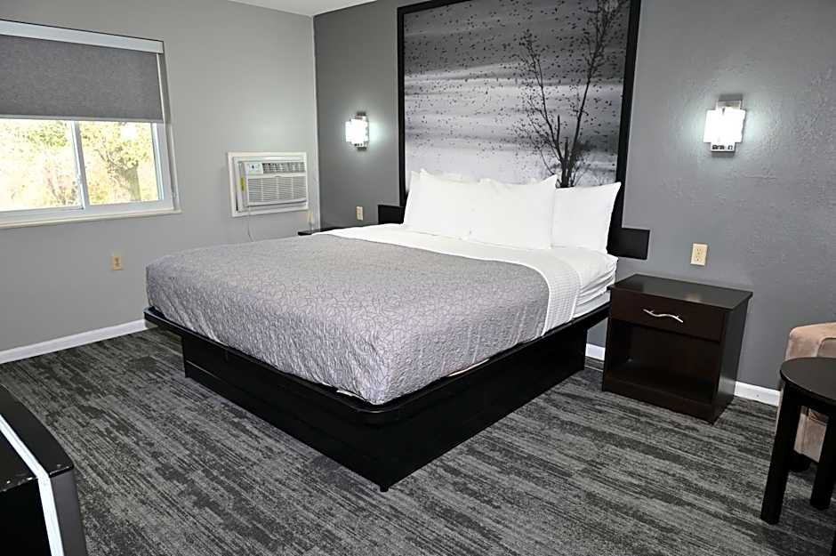 Super 8 by Wyndham Higginsville