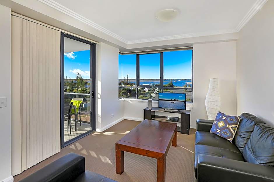 Aqualine Apartments On The Broadwater