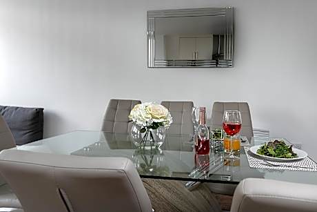 KVM - City Apartments - Contractors - Town Centre by KVM Stays