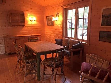 Cottage with Shared Bathroom (4 Adults)