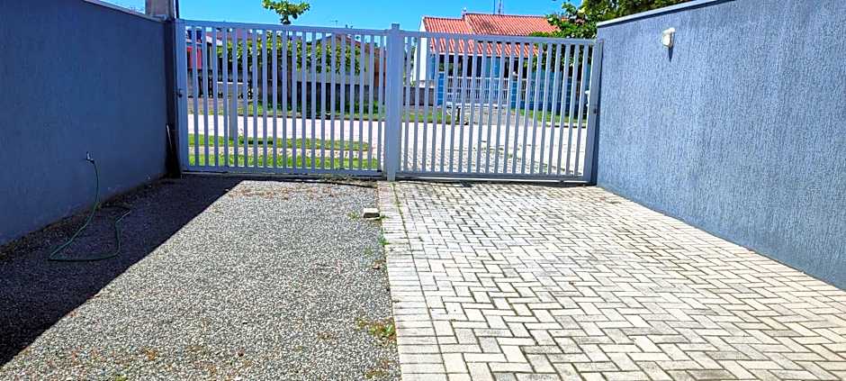 Casa com piscina duas quadras da praia