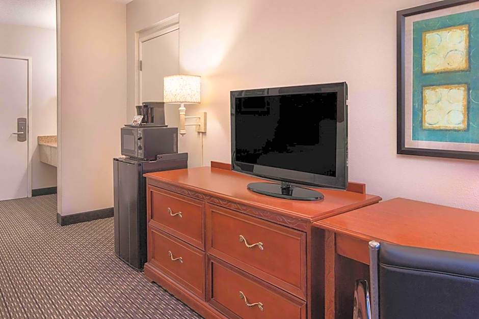 La Quinta Inn & Suites by Wyndham Naples East - I-75