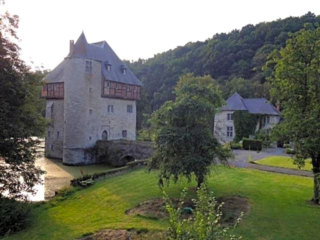 Maison de charme à Crupet et le gîte la suite