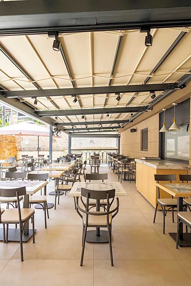 Royal Hotel and Suites