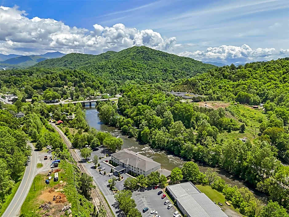 Best Western Plus River Escape Inn & Suites