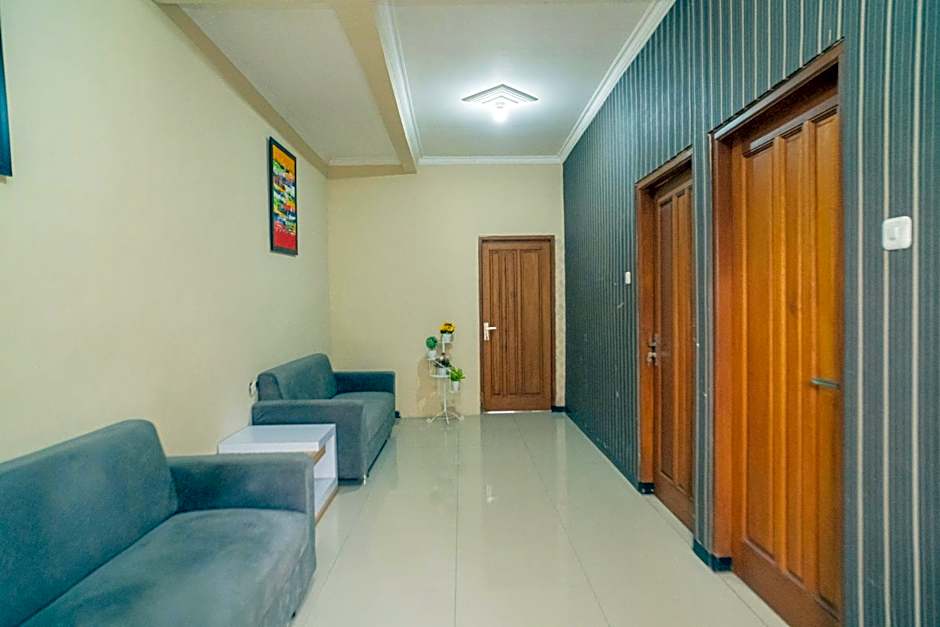 RedDoorz At Villa Akbar 3