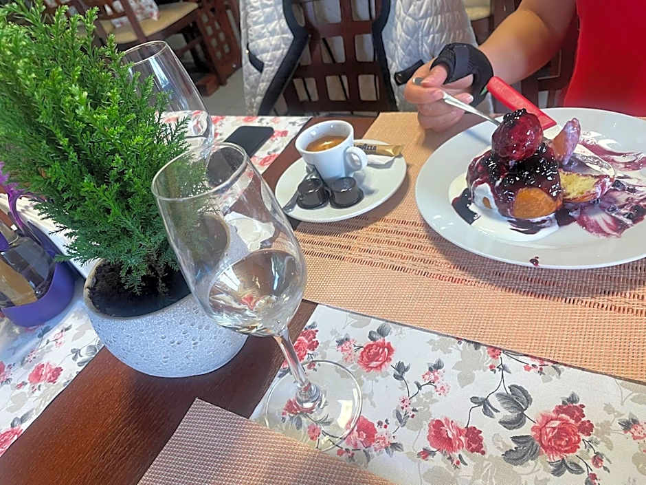 KM 80 Restaurant & Hotel