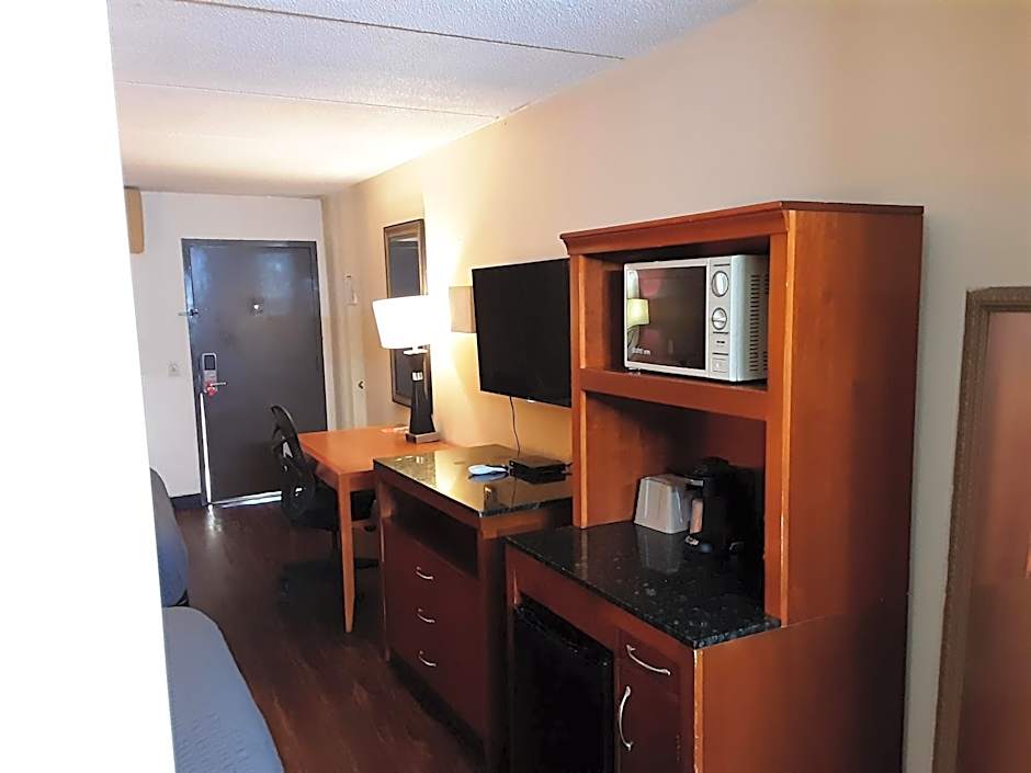Econo Lodge Inn & Suites