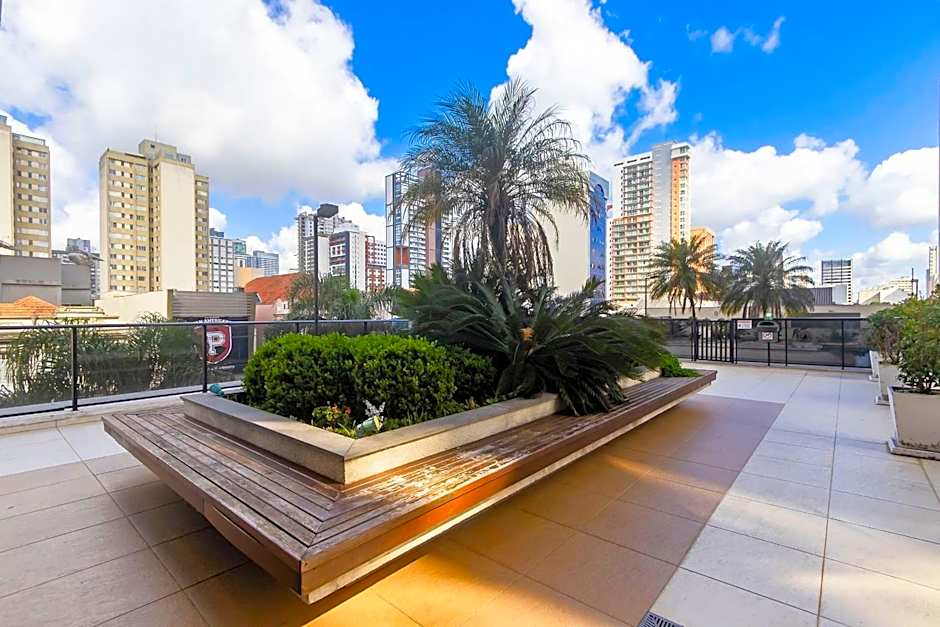 Apto em frente ao shopping com piscina aquecida