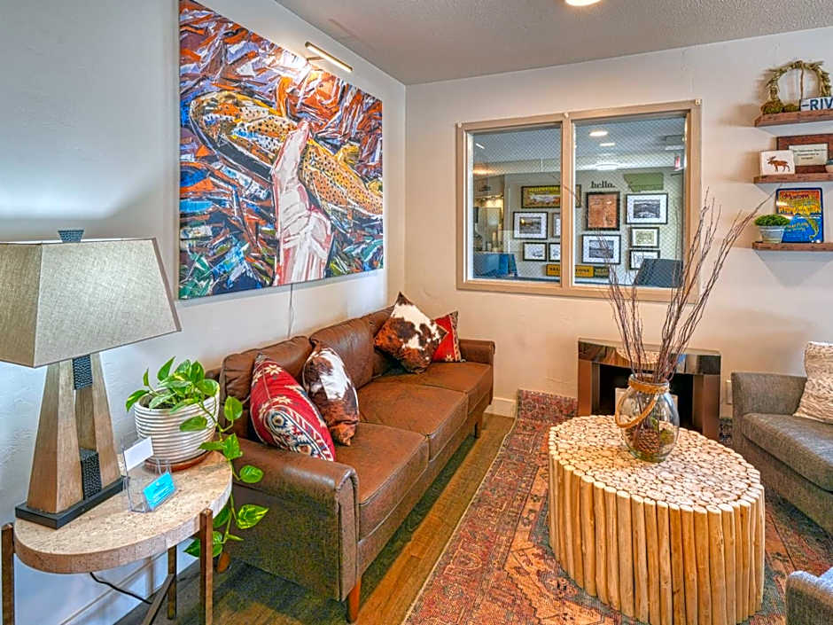 Yellowstone River Inn & Suites