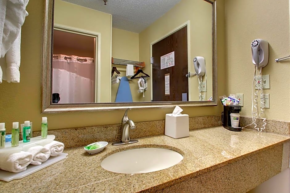 Holiday Inn Express Hotel Fort Campbell-Oak Grove By IHG