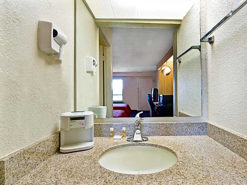 Days Inn by Wyndham Charlotte Northlake