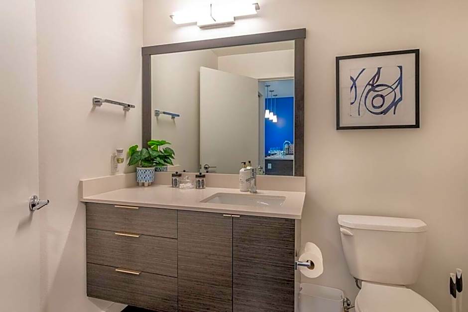 Paid Garage Parking- King Bed-balcony Wd 55" Tv