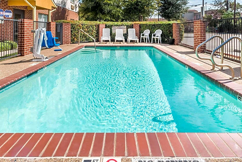 Days Inn & Suites by Wyndham Dallas