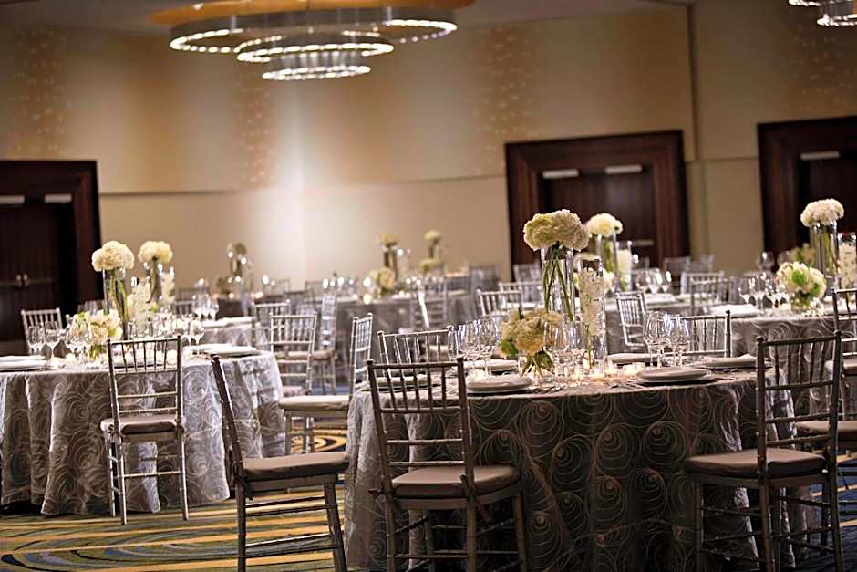 Renaissance by Marriott Arlington Capital View Hotel