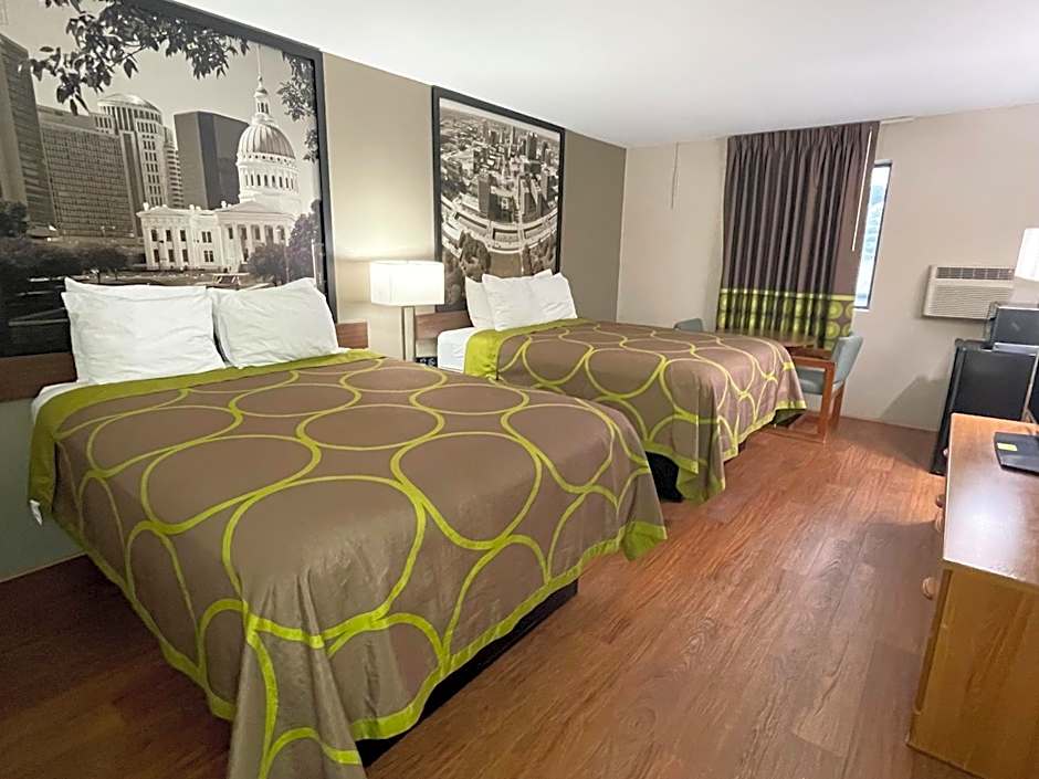 Super 8 by Wyndham Eureka/Six Flags Nearby