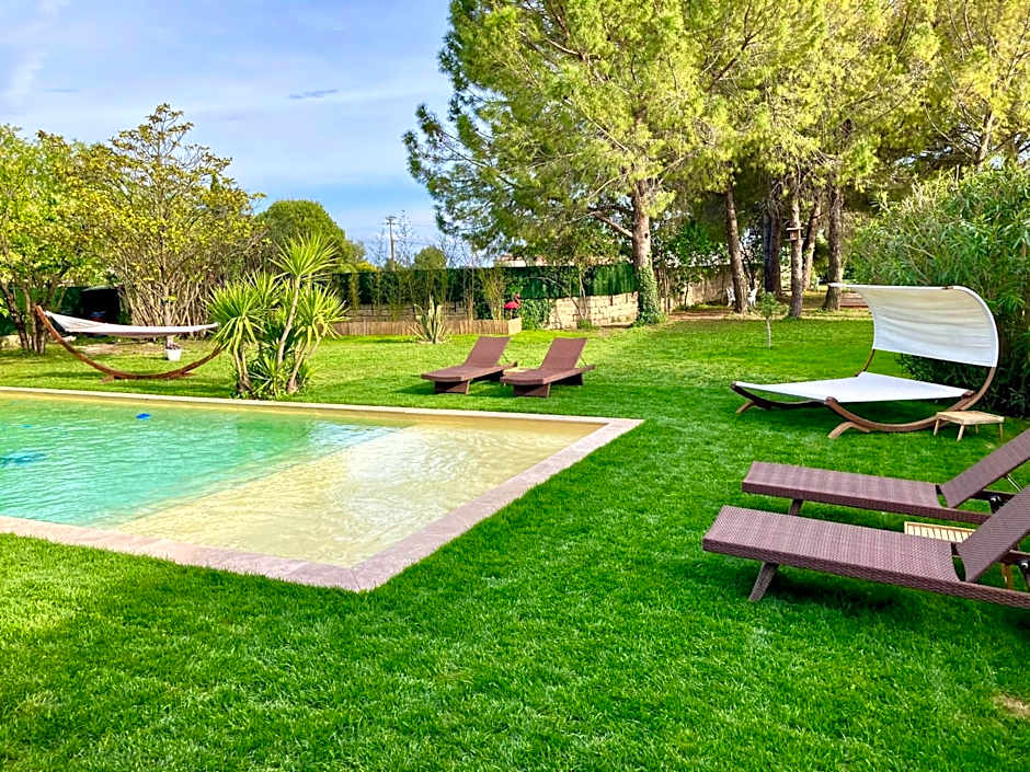 Le Patio, chambres d hôtes pour adultes en Camargue, possibilité de naturisme à la piscine,