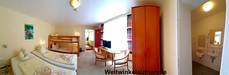 Family Room (2 Adults + 2 Children)