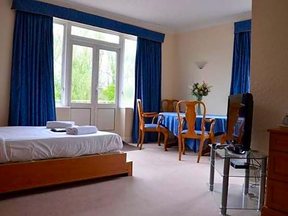 Uno Thames Hotel