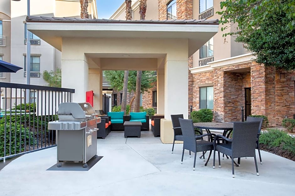 Holiday Inn Express & Suites Phoenix - Glendale Sports Dist By IHG