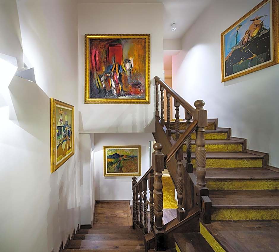 Gallery 37 Powered by ASTON