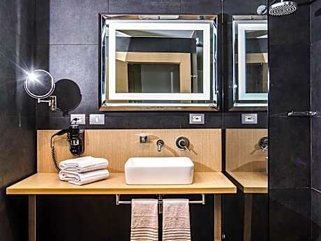 Standard Single Room with Queen Bed