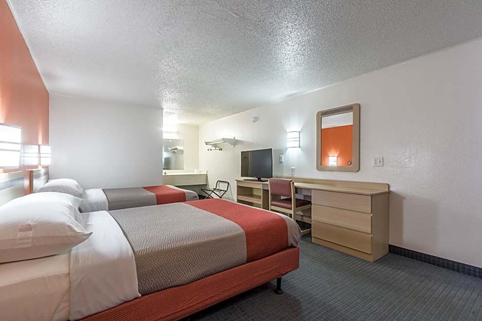 Travelodge by Wyndham Lansing