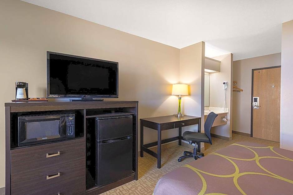 Super 8 by Wyndham Jackson MN