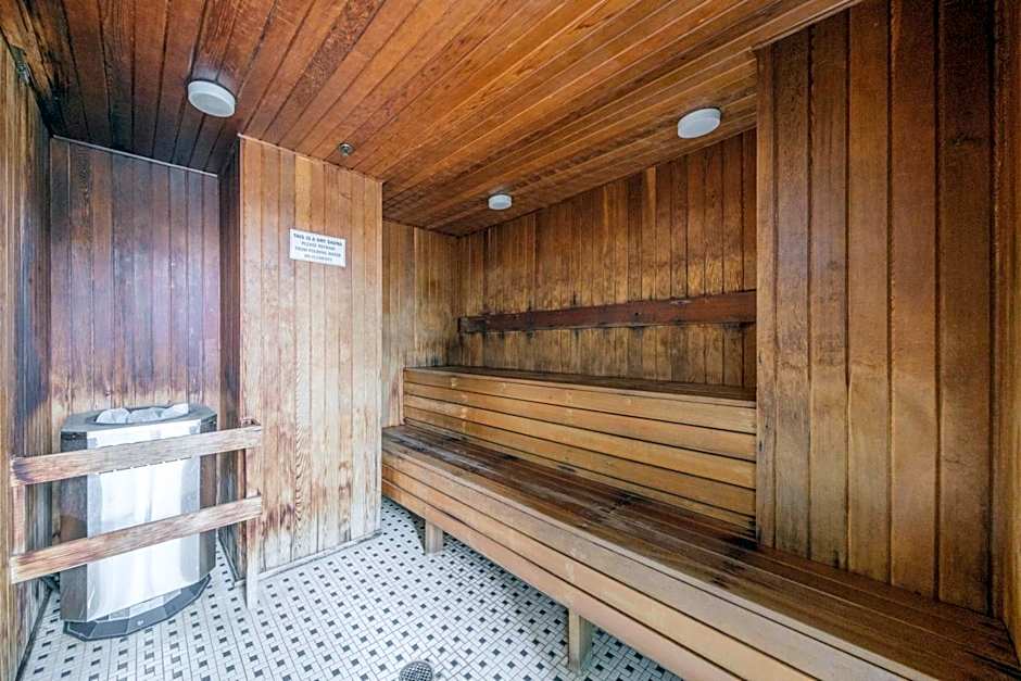 Sub-Penthouse Apartment with Jacuzzi Pool & Sauna