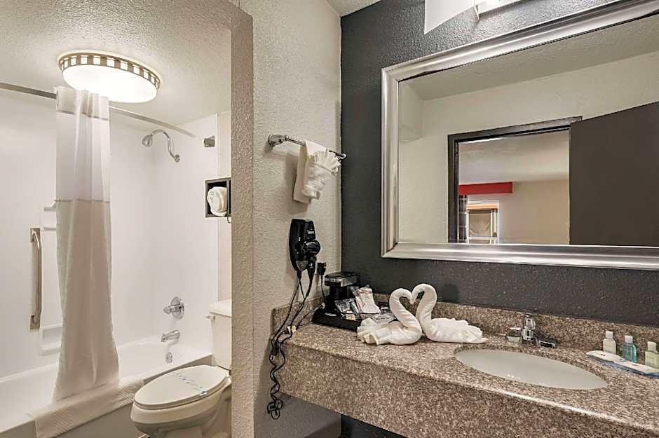 Clarion Inn & Suites Russellville I-40