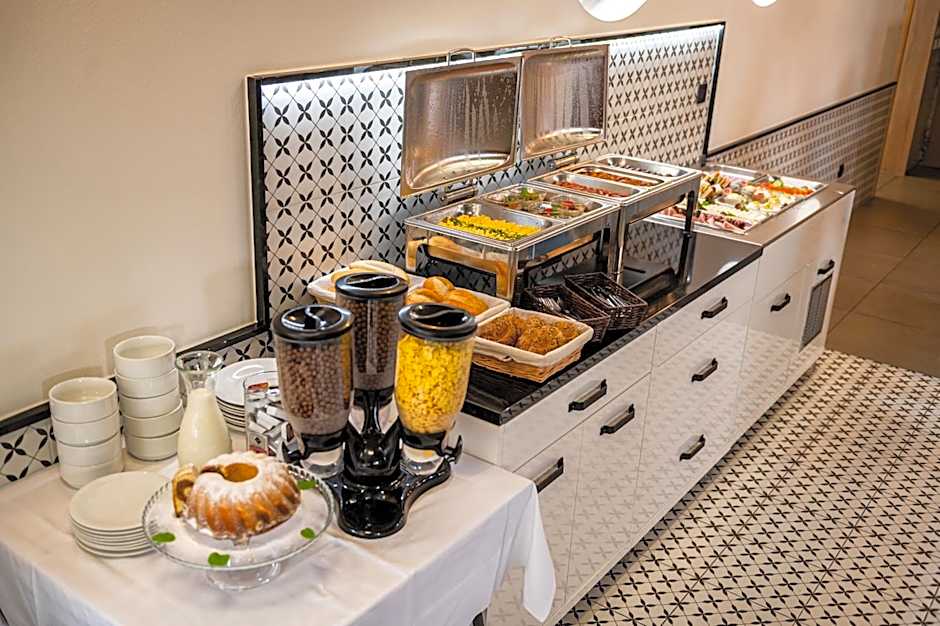City Hotel B&B, reception 24 7, 800m od-from R1, free parking