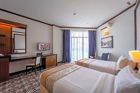 Deluxe Twin Room with One-Time Shell Out Dining for 2