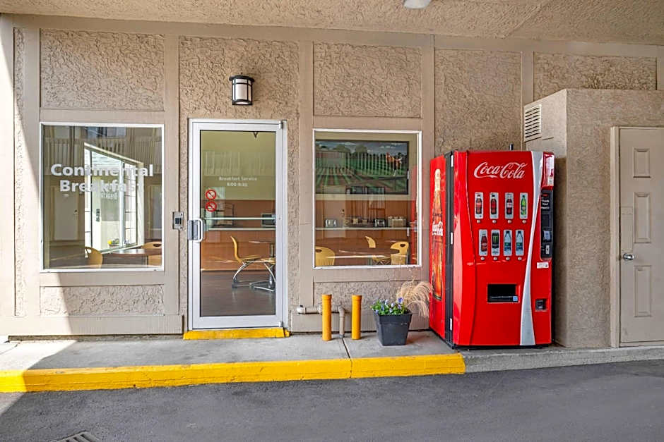 Econo Lodge Inn & Suites