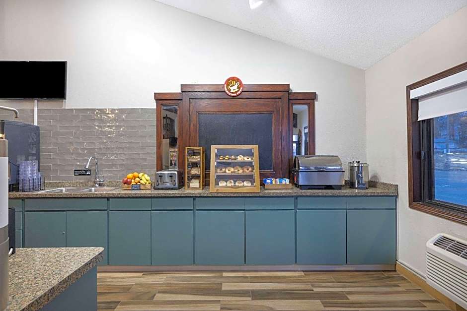 AmericInn by Wyndham Proctor Duluth Black Woods Conv Ctr