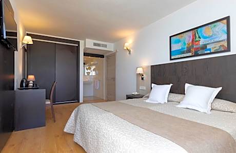 Triple Room with Sea View (2 Adults + 1 Child)