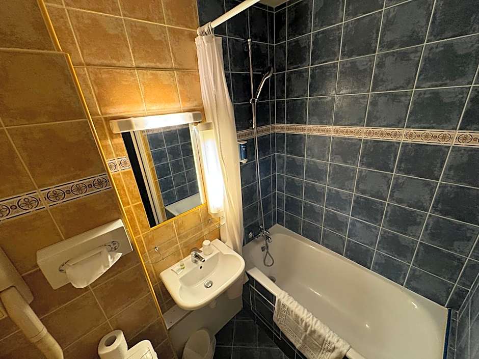 Hôtel Bosquet Pau Centre - Self Check In Budget Hotel