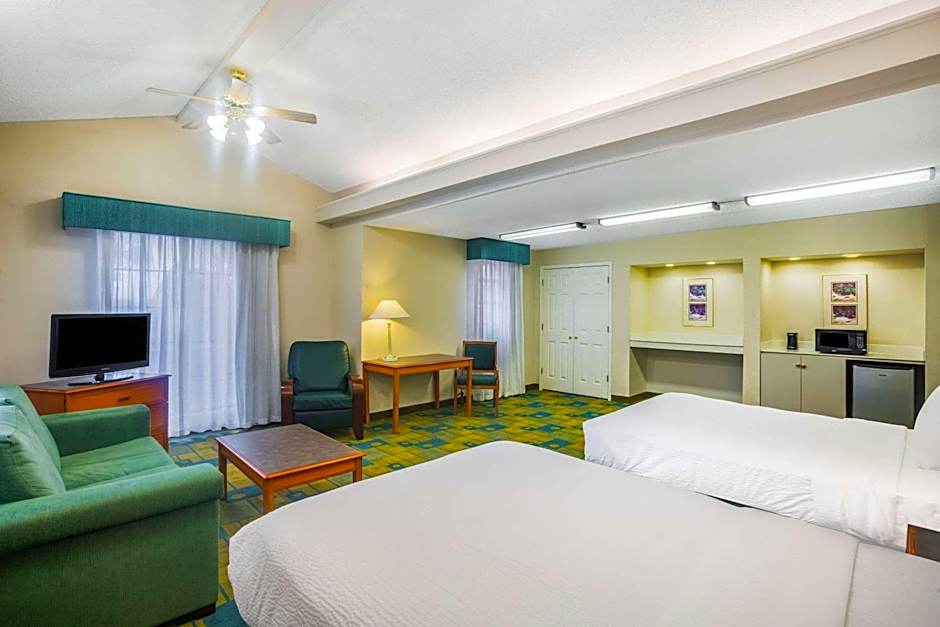 Super 8 by Wyndham Eagle Pass