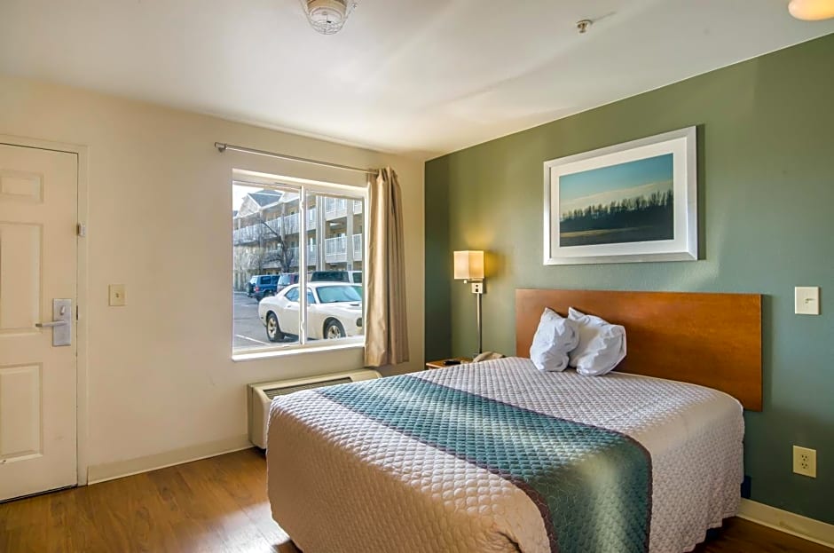 HomeTowne Studios by Red Roof Denver - Airport/Aurora