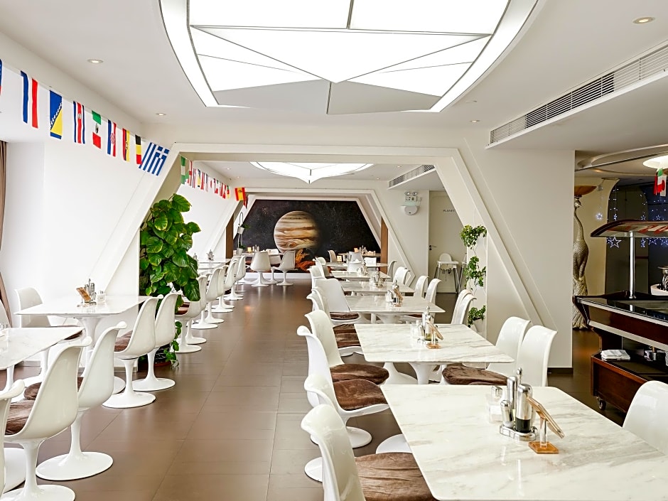 Planet Hotel
